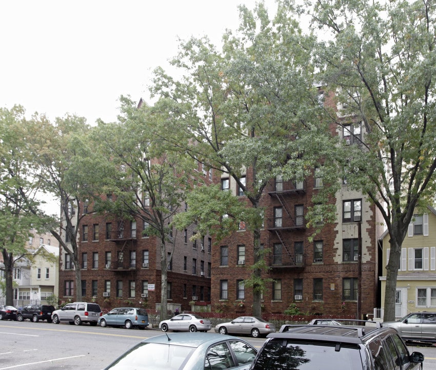 2420 Bronx Park E in Bronx, NY - Foto de edificio