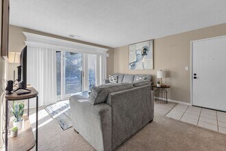 2811 Pembroke Ln in St. Joseph, MO - Building Photo - Building Photo