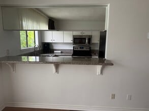 5000 S Centinela Ave, Unit 304 in Los Angeles, CA - Building Photo - Building Photo