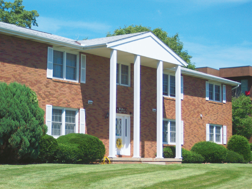 Pine Hill Villa Apartments in Peoria, IL - Building Photo