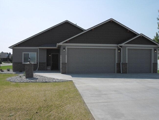 1320 E Chelan Ct in Deer Park, WA - Building Photo - Building Photo