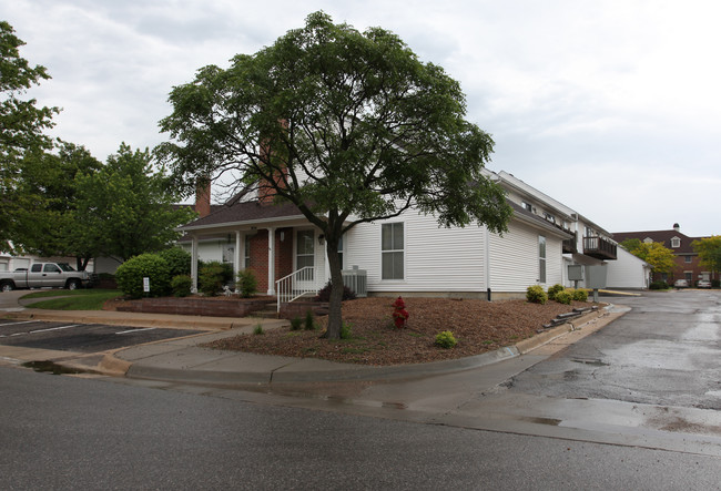 Fleming Court in Topeka, KS - Foto de edificio - Building Photo