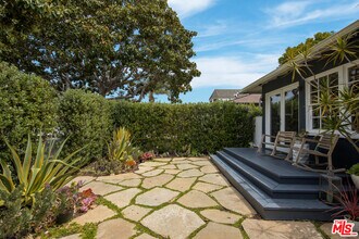 1070 Amoroso Pl in Los Angeles, CA - Building Photo - Building Photo