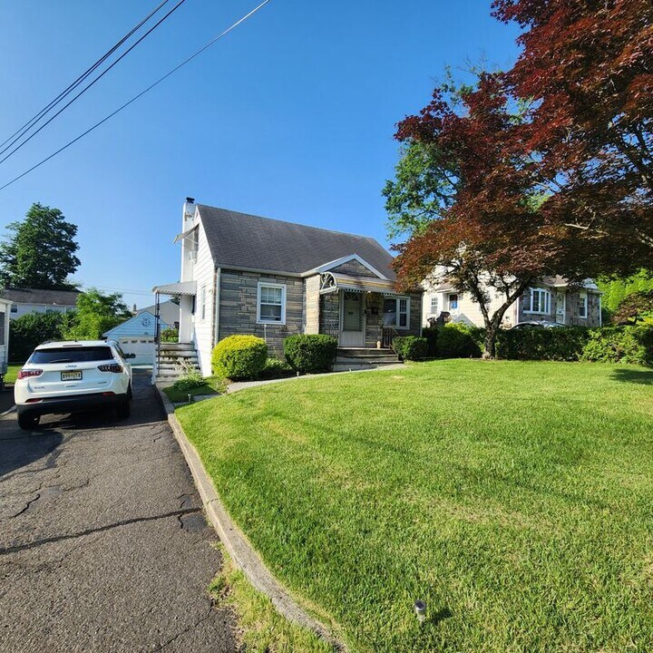 118 Johnson Ave in Mahwah, NJ - Building Photo