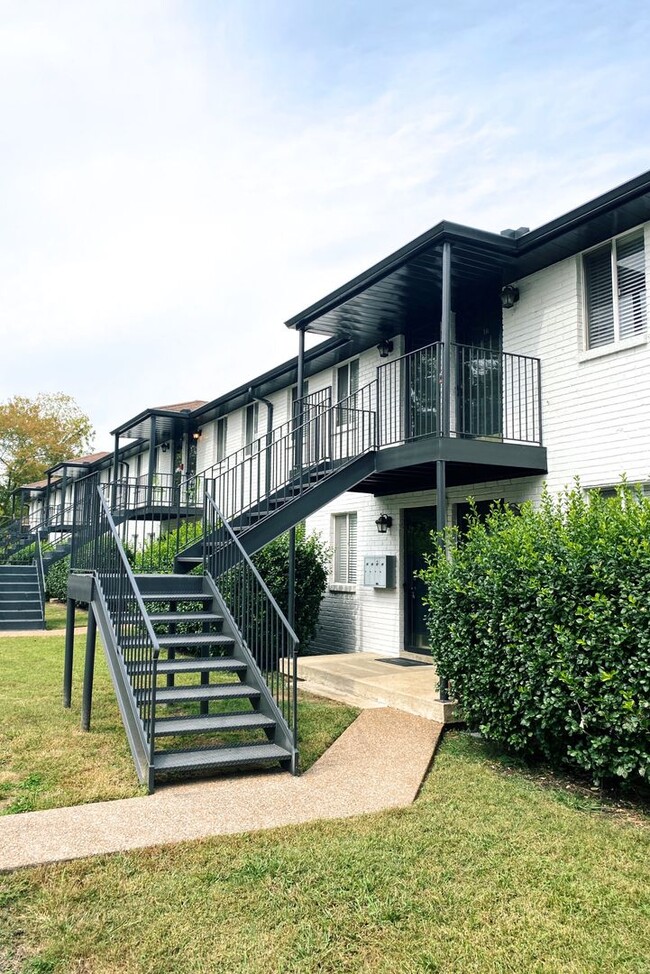 Forty West Apartments in Nashville, TN - Foto de edificio - Building Photo