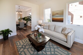 1037 Eighth St in Manhattan Beach, CA - Foto de edificio - Building Photo