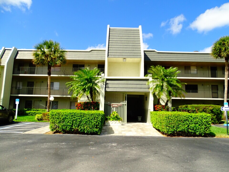 4090 Tivoli Ct-Unit -304 in Greenacres, FL - Building Photo