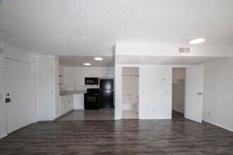 13800 Sherman Way, Unit 102 in Los Angeles, CA - Building Photo - Building Photo