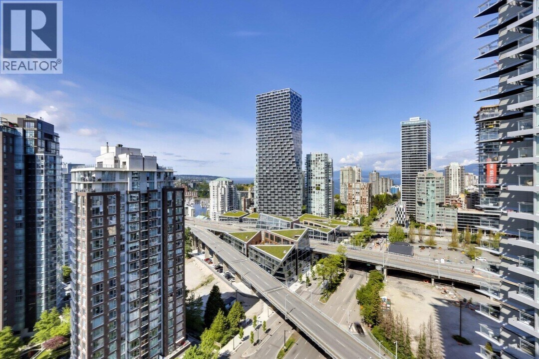 501 Pacific St in Vancouver, BC - Building Photo