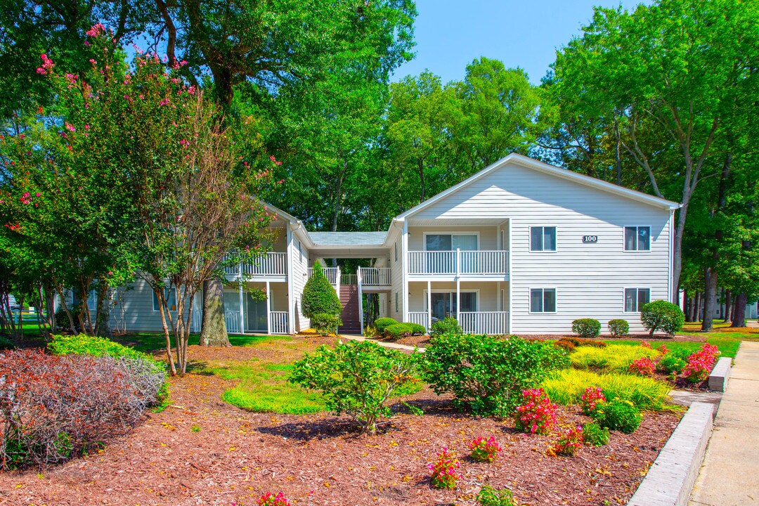 Four Seasons in Yorktown, VA - Building Photo