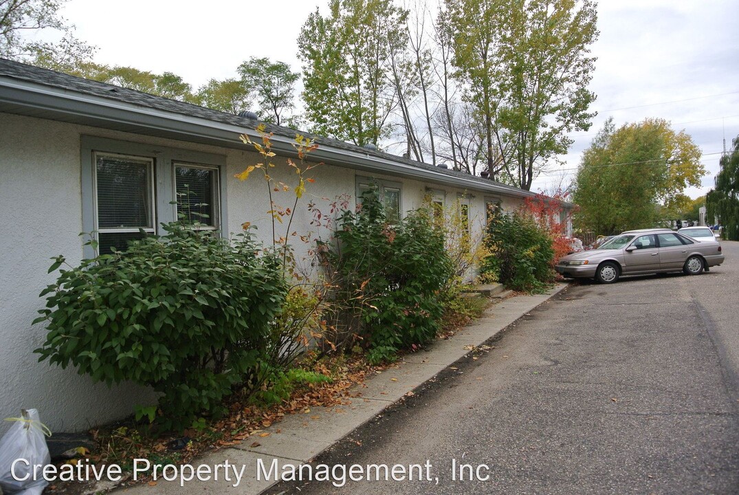 1002 43rd St SE in Minot, ND - Building Photo