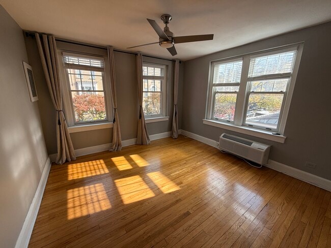 2410 20th St NW, Unit 201 in Washington, DC - Foto de edificio - Building Photo