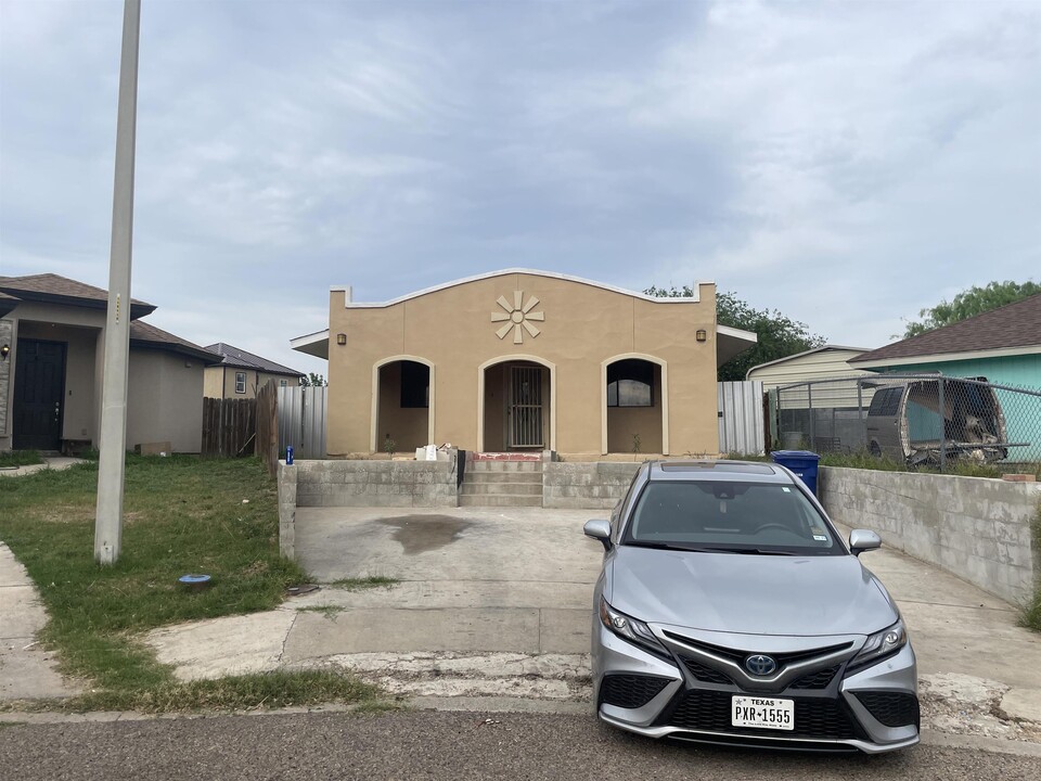 408 Prada Machin Dr in Laredo, TX - Building Photo