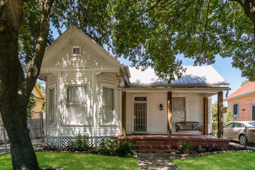 823 W Euclid Ave in San Antonio, TX - Building Photo