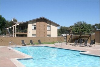 Greenbriar Woods Apartments in Fullerton, CA - Foto de edificio - Building Photo