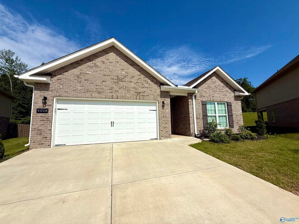 4018 Rockland Cir SE in Owens Cross Roads, AL - Building Photo