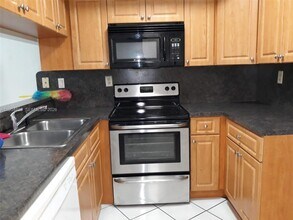 8899 SW 123rd Ct in Miami, FL - Foto de edificio - Building Photo