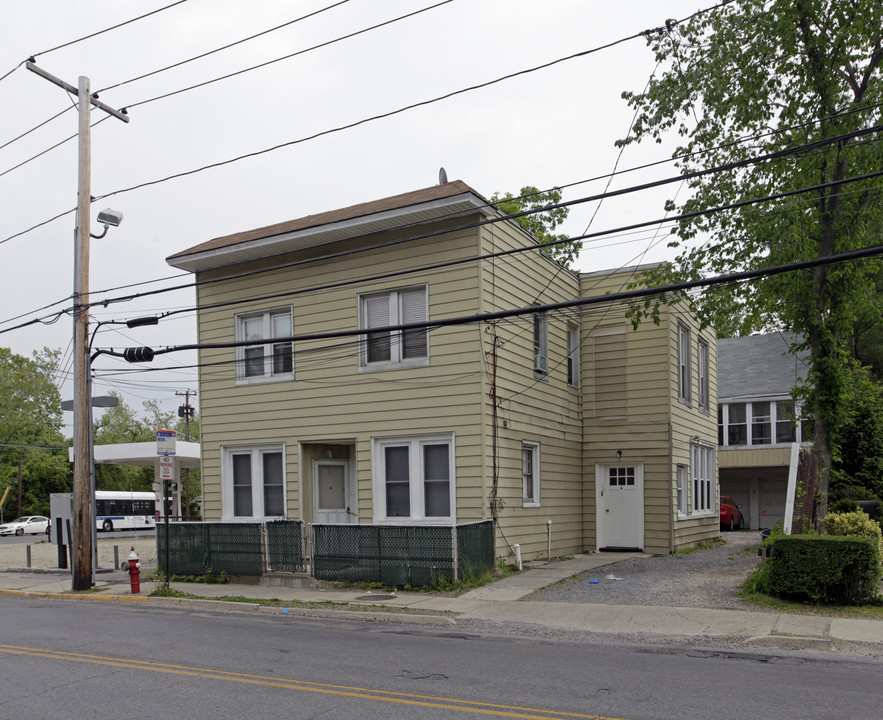 4 Steamboat Rd in Great Neck, NY - Building Photo