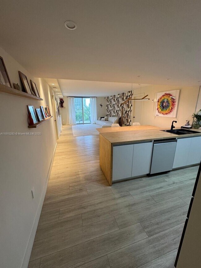 210 Sea View Dr, Unit 608 in Key Biscayne, FL - Building Photo - Building Photo