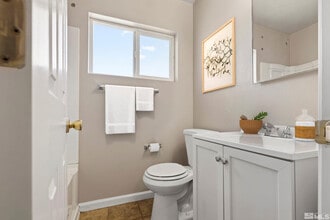 695 Denslowe Dr in Reno, NV - Building Photo - Building Photo
