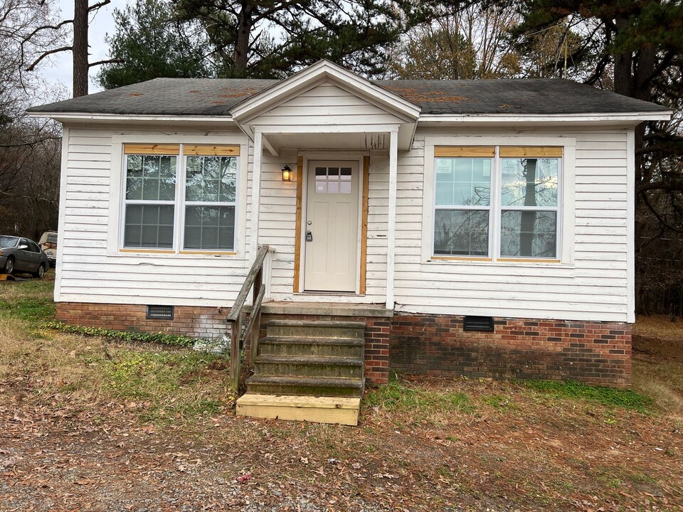 102 Neighborhood Street in Lincolnton, NC - Building Photo