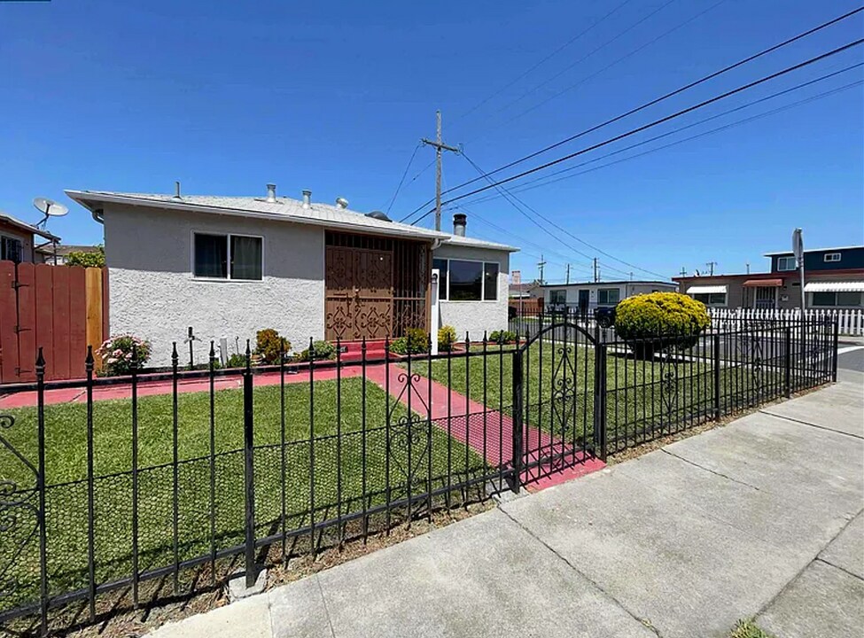 2029 Sutter Ave in San Pablo, CA - Building Photo