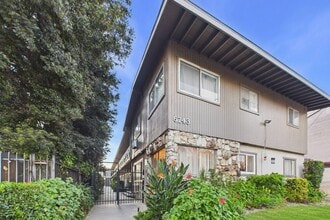 6743 Whitsett Avenue in North Hollywood, CA - Foto de edificio - Building Photo