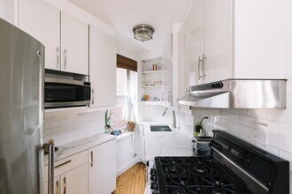 25 Minetta Ln in New York, NY - Building Photo - Building Photo