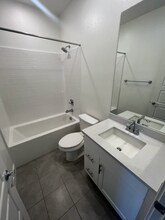 1033 Sage Ln, Unit Room #1 in Gardena, CA - Foto de edificio - Building Photo