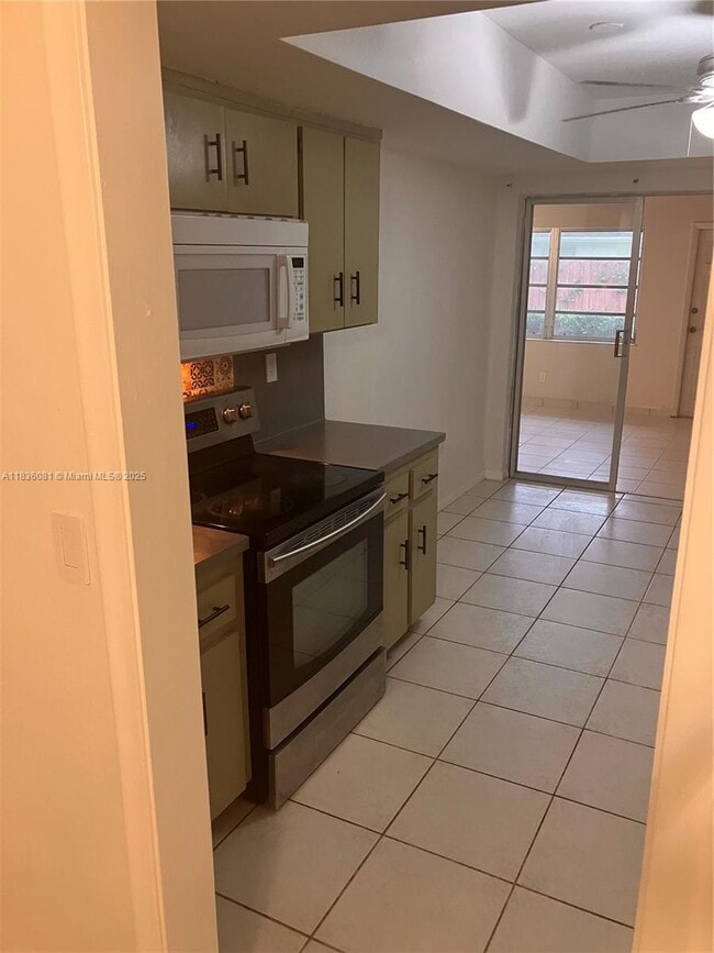 10901 SW 78th Ave in Miami, FL - Building Photo - Building Photo