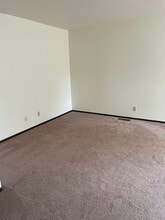 512 Breezy Point Dr in Clinton, IA - Building Photo - Building Photo