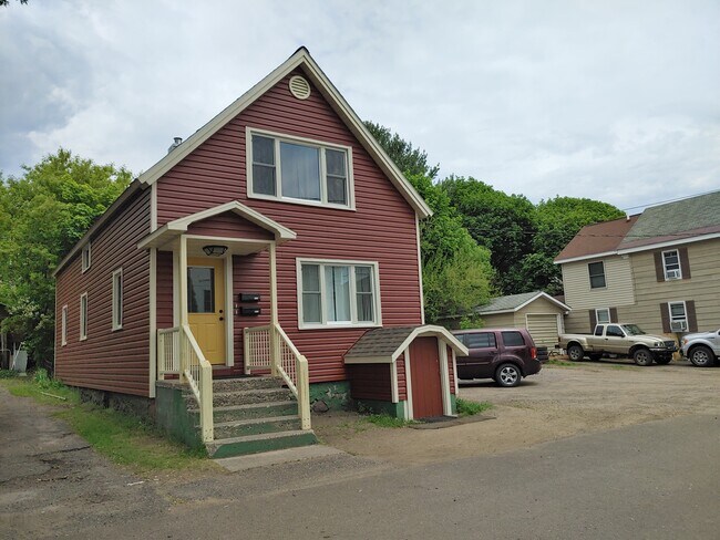 835 Warren St, Unit 835 Warren St in Hancock, MI - Building Photo - Building Photo