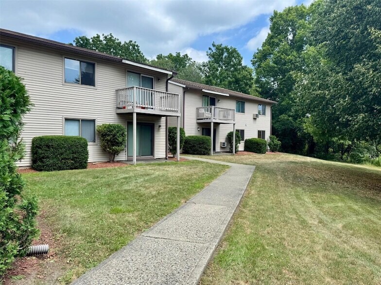 390 Concord Ln in Middletown, NY - Building Photo