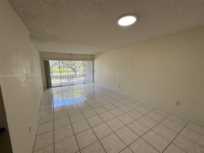 9150 Fontainebleau Blvd in Miami, FL - Building Photo - Building Photo