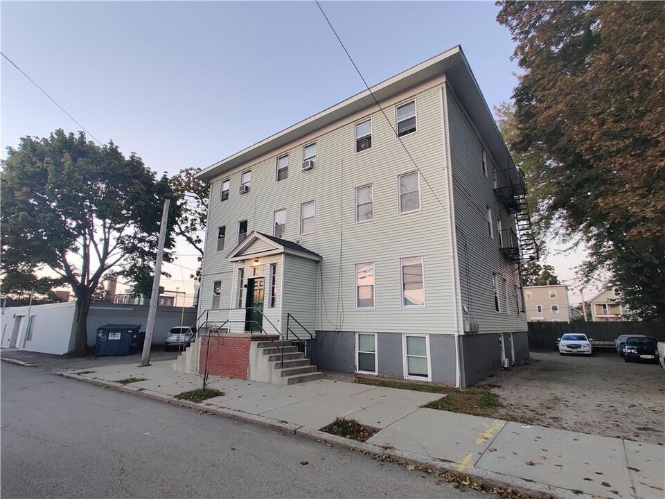 55 Carver St in Pawtucket, RI - Building Photo