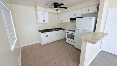 810 W Duarte Rd in Monrovia, CA - Foto de edificio - Building Photo