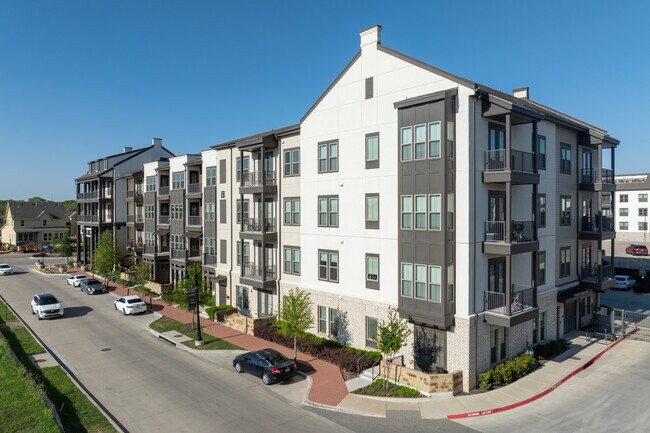 The Louise in Arlington, TX - Foto de edificio - Building Photo
