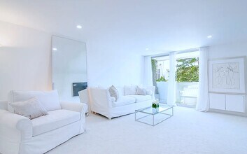 11645 Montana Ave in Los Angeles, CA - Foto de edificio - Building Photo