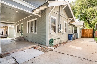 5327 Worth St, Unit 203 in Dallas, TX - Foto de edificio - Building Photo