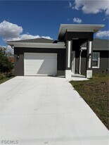 721 Ivan Ave S in Lehigh Acres, FL - Building Photo