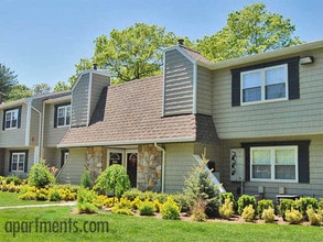 Fairfield Village At Middle Island in Middle Island, NY - Foto de edificio - Building Photo