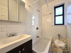 31-49-49 29th St in Queens, NY - Building Photo - Building Photo