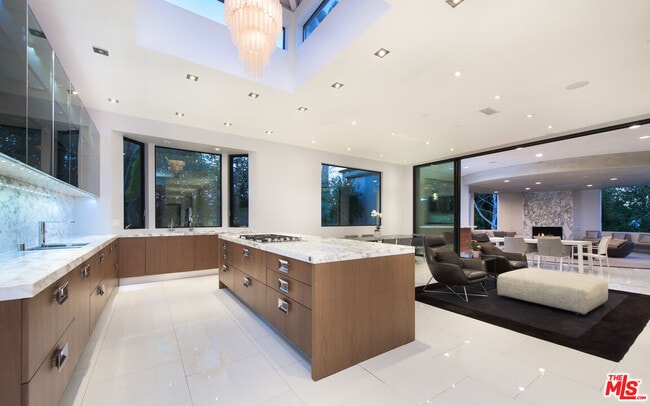 property at 900 N Hillcrest Rd