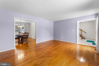 8009 Frontier Dr in Severn, MD - Foto de edificio - Building Photo