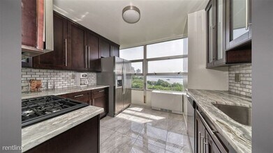 6050 JFK Blvd E in West New York, NJ - Foto de edificio - Building Photo