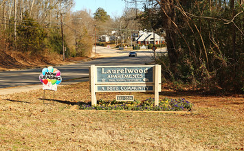 Laurelwood Apartments I & II in Winnsboro, SC - Foto de edificio - Building Photo