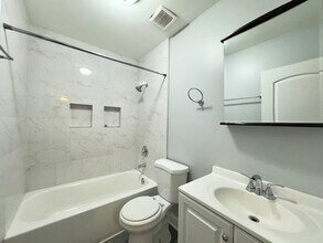 6947 S Jeffery Blvd, Unit 3J in Chicago, IL - Building Photo - Building Photo