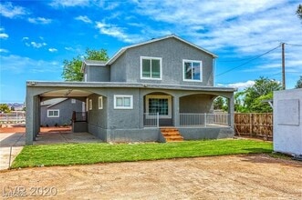 2075 N Gateway Rd in Las Vegas, NV - Building Photo - Building Photo