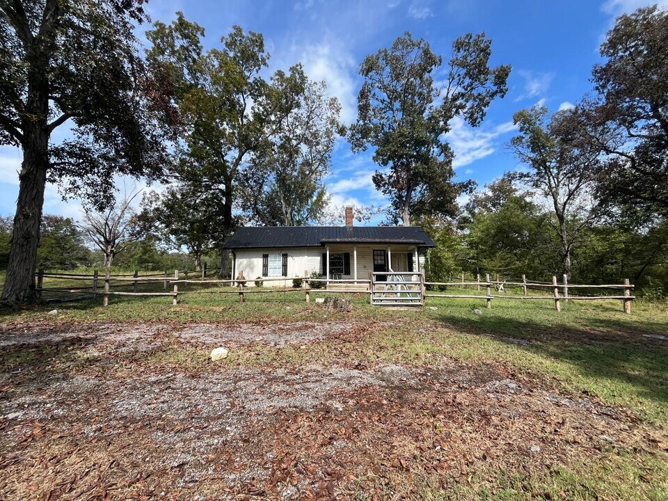 2585 Spring Creek Rd in Lebanon, TN - Building Photo