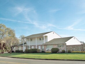 Williamsburg Townhomes in Milwaukie, OR - Building Photo - Building Photo